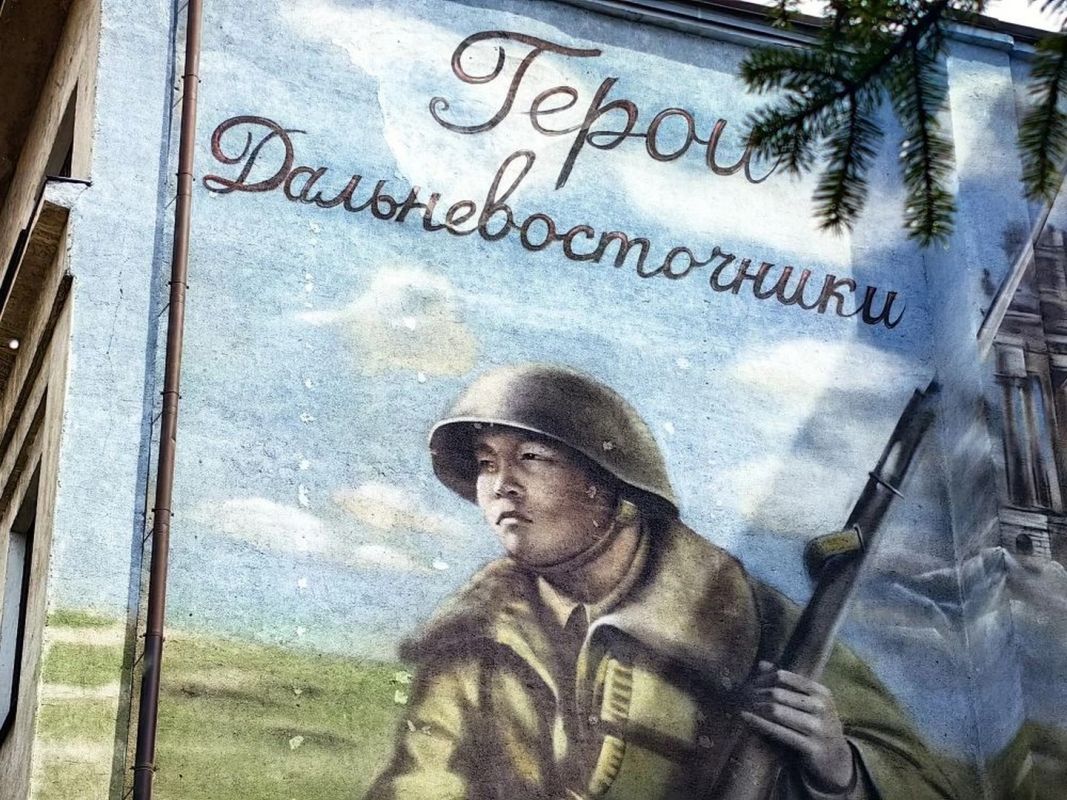 Краски Победы: на&nbsp;стене в&nbsp;Хабаровске нарисовали маршала Жукова