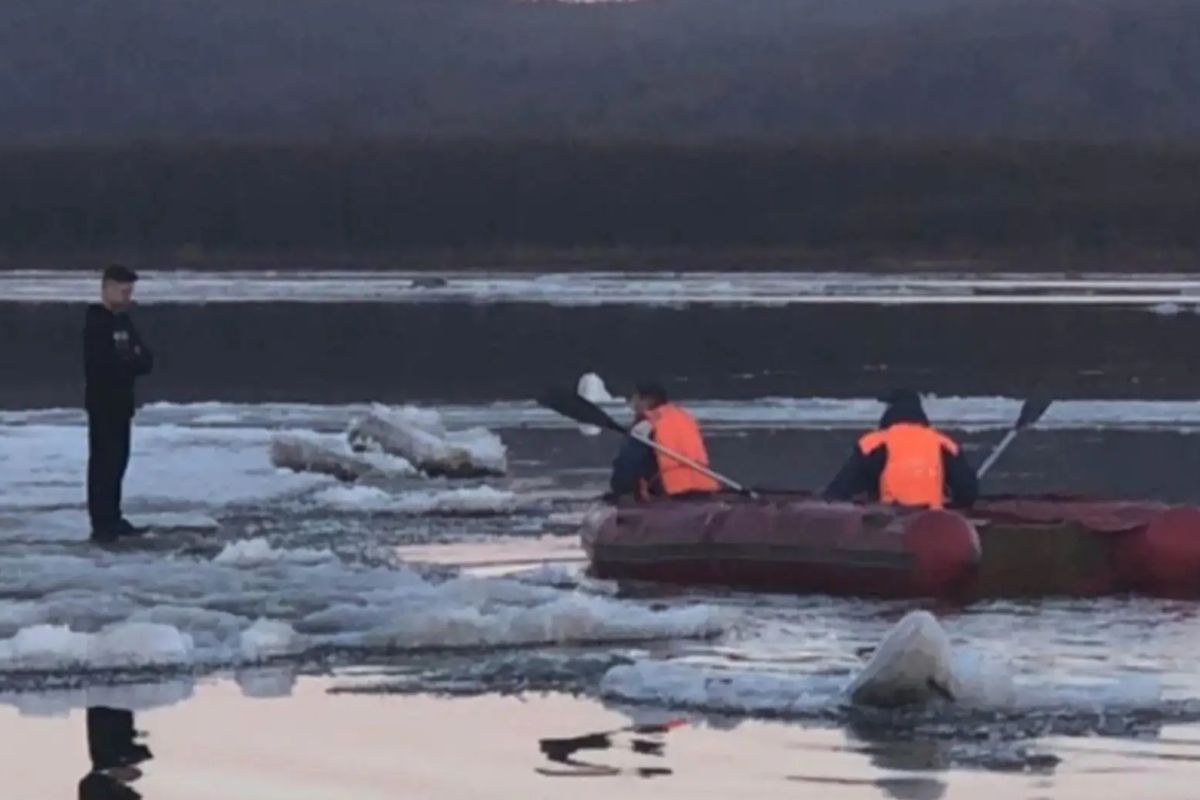 В Комсомольске-на-Амуре спасатели эвакуировали подростка с&nbsp;дрейфующей льдины