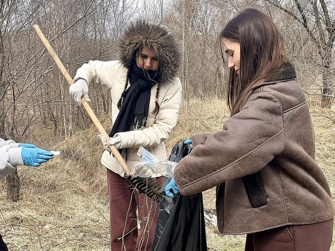 Каждому по&nbsp;метле и&nbsp;лопате: хабаровские студенты вышли на&nbsp;общегородской субботник