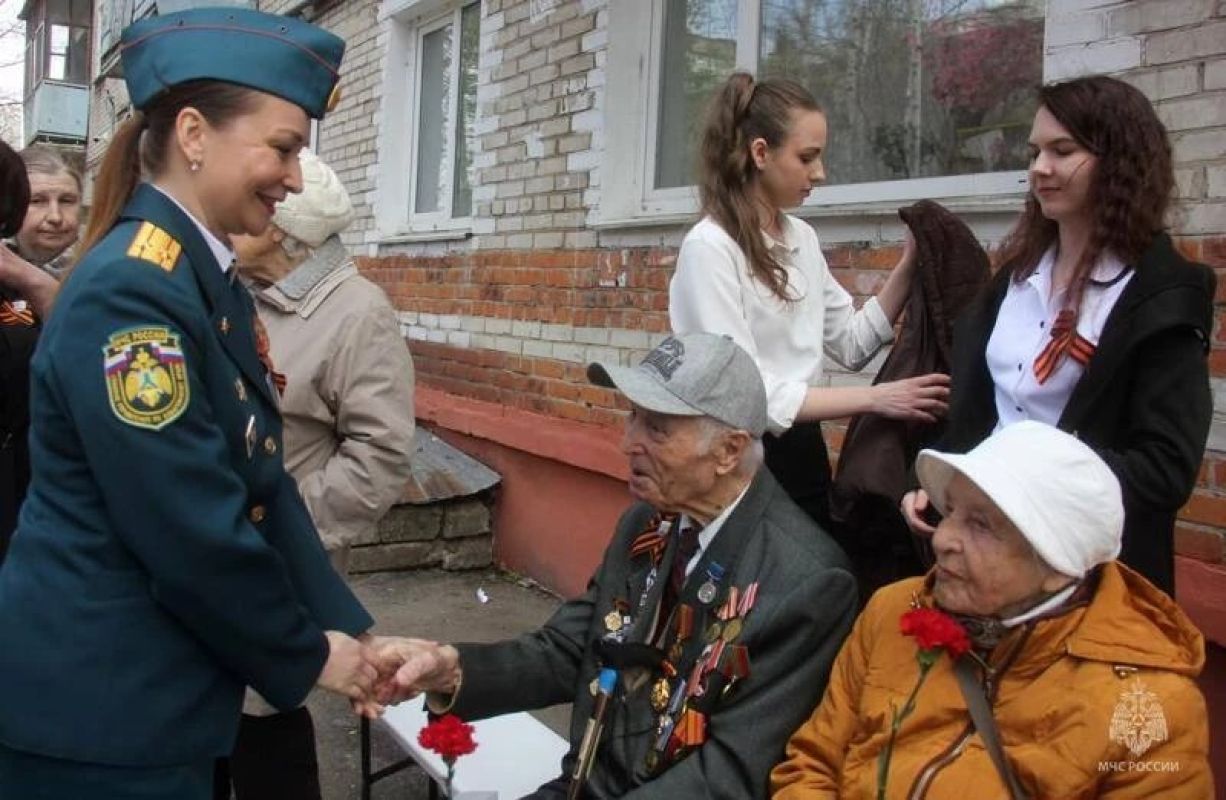 Хабаровские спасатели дали концерты во&nbsp;дворах для&nbsp;ветеранов