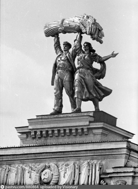 Скульптура «Тракторист и колхозница» на арке главного входа ВДНХ 1963 год