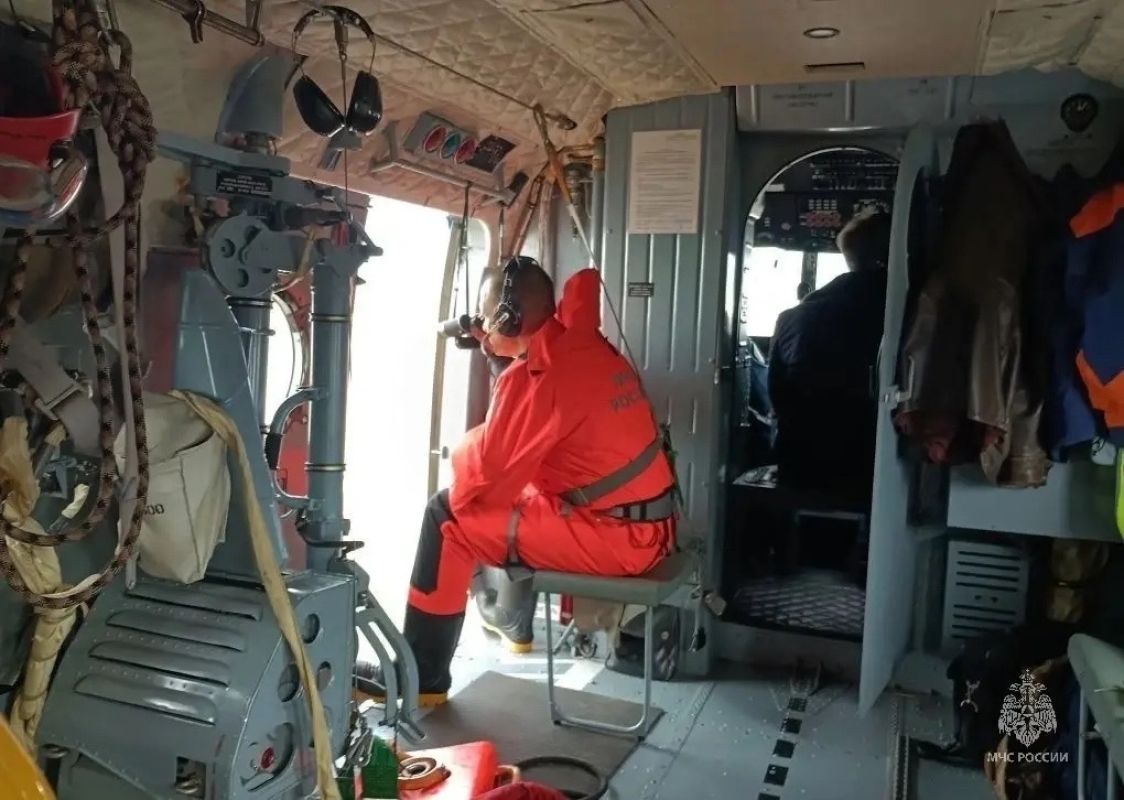 <br>Вертолёт МЧС Хабаровского края нашёл рыбаков, попавших в&nbsp;шторм у&nbsp;Охотского побережья