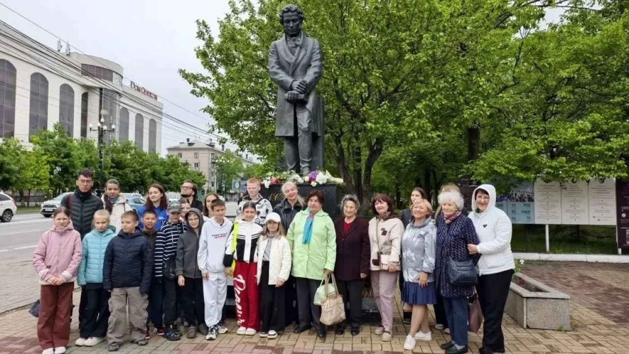 В Хабаровске у&nbsp;памятника Пушкину прошла акция к&nbsp;227-летию поэта