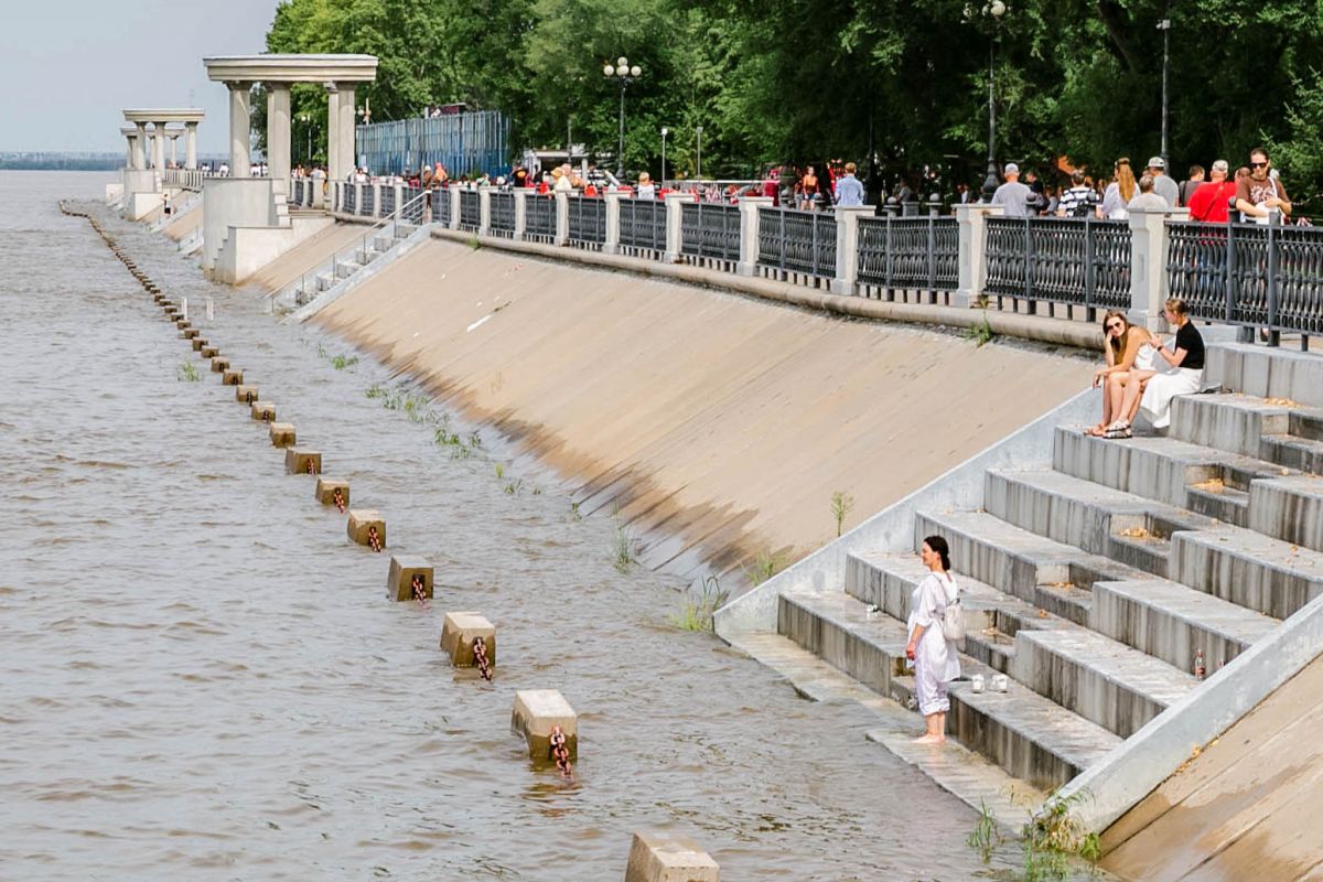 Жаркие выходные на&nbsp;Амуре: хабаровчане отдыхали у&nbsp;воды, пока река поднималась
