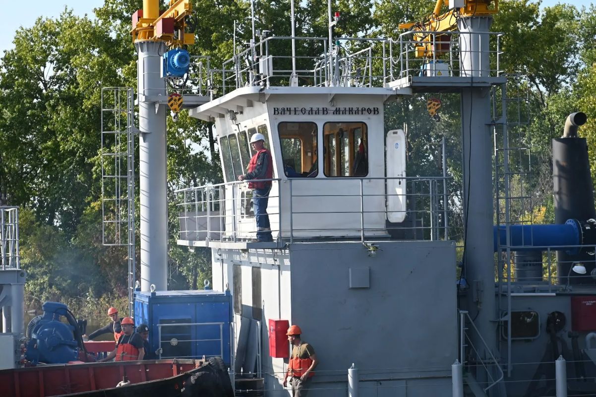 На Хабаровском судостроительном заводе спущен на&nbsp;воду земснаряд «Вячеслав Макаров»