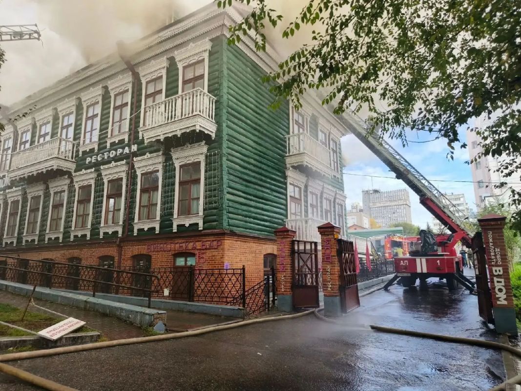 В центре Хабаровска загорелось здание с&nbsp;рестораном на&nbsp;улице Калинина