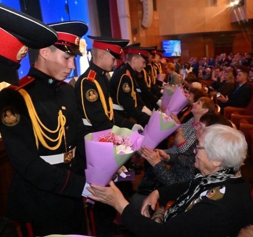 Врио мэра Хабаровска Денис Митрофанов вручил награды педагогам