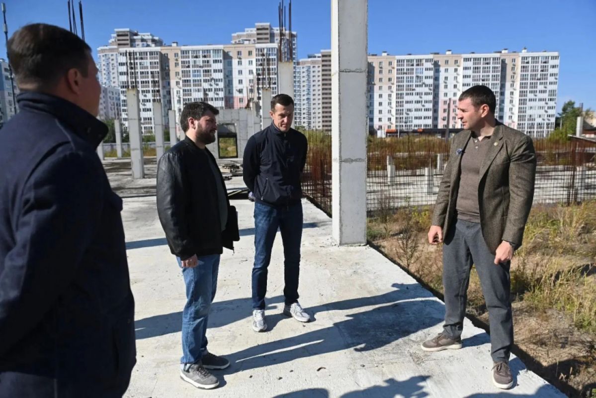 «Людям нужны школы»: губернатор раскритиковал Минстрой за&nbsp;долгострои
