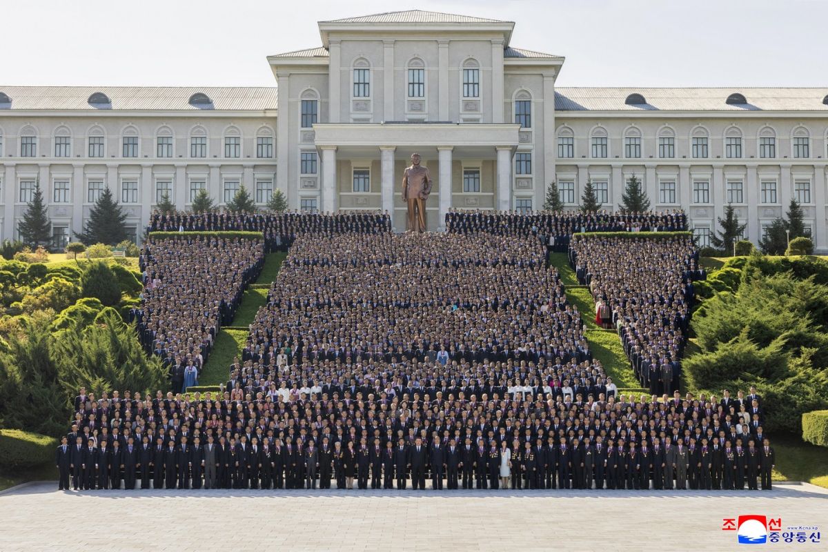 Уважаемый товарищ&nbsp;Ким&nbsp;Чен&nbsp;Ын сфотографировался на&nbsp;память с&nbsp;преподавателями и&nbsp;исследователями Университета имени&nbsp;Ким&nbsp;Ир&nbsp;Сена