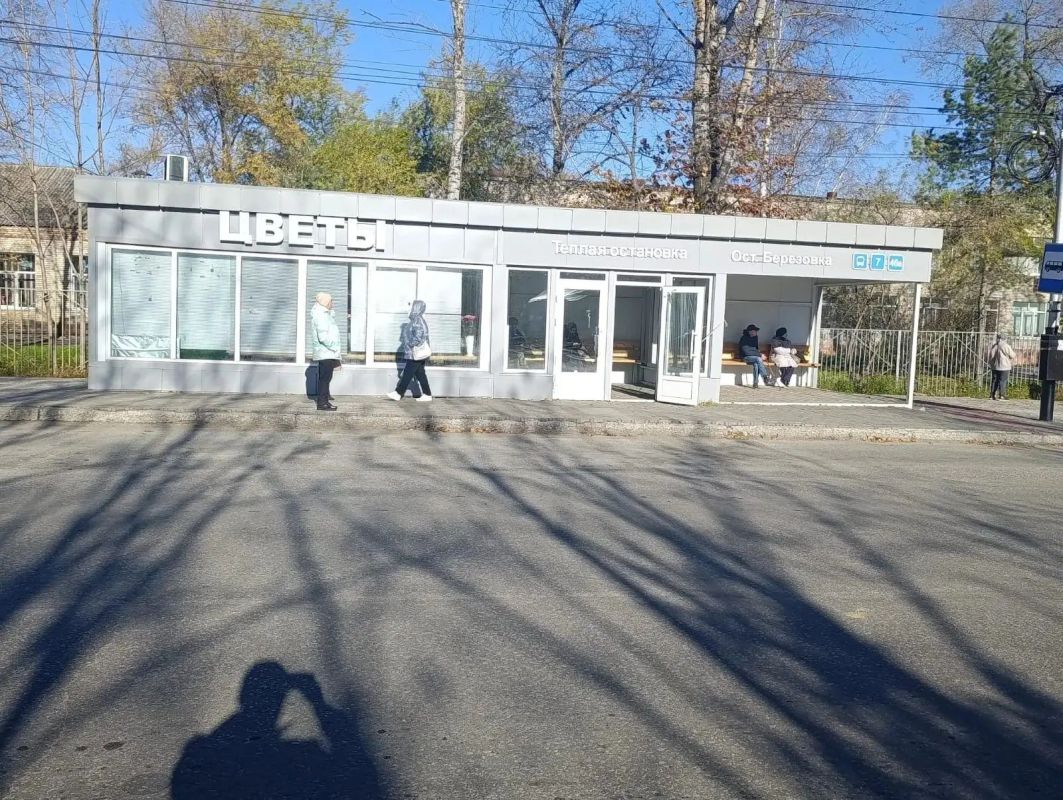 В Хабаровске после жалобы жителей убрали мусор возле остановки на&nbsp;улице Сергеевской