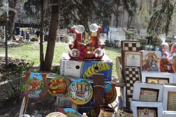 Сувенирный ретро-базарчик в центре Кишинева.