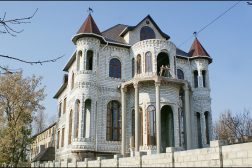 Сороки - цыганская столица Молдовы. Живет кочевой народ не бедно.