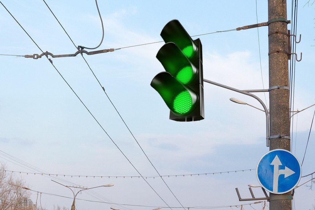Светофоры всегда зеленые. Зеленый светофор. Зеленый цвет светофора. Зеленый свет светофора. Зеленая волна светофоров.