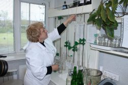 С помощью специальных реагентов лаборант определяет количество хлора в воде