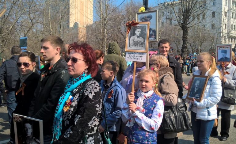 «Бессмертный полк» в Хабаровске: Смотри, Саша, я веду тебя по Карла Маркса