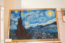 Копия картины Ван Гога сделана  из цветных мусорных пакетов