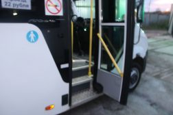 Новые автобусы оборудованы дополнительными поручнями и ступенькам. Это будет удобно для пожилых хабаровчан.