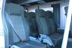 В некоторых автобусах каждое место оборудовано ремнями безопасности.