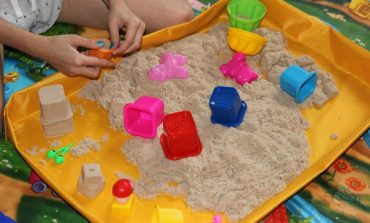 Развлечение для детей в новогодние праздники: космический песок!