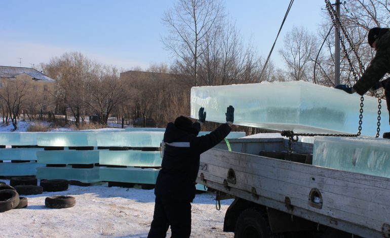Как заготавливают лед для ледовых скульптур в Хабаровске