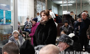 Чтобы занять очередь к врачу, пациенты Краевой больницы №1 приходят к пяти утра (ФОТО; ВИДЕО)