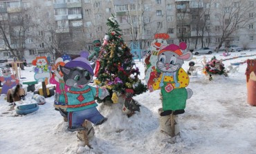 Новогоднее настроение для всех: Галина Тюкавкина самостоятельно украсила свой двор