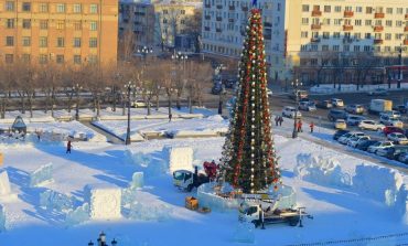 Ледяные QR-коды и 190 живых елей: главную площадь Хабаровска готовят к Новому году