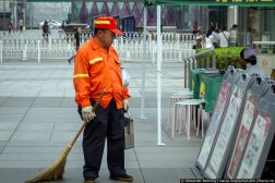 В парках и скверах ходят уборщики, которые внимательно следят за чистой. Фото из взято интернет ресрурсов.