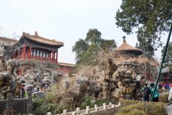 Китайцы очень внимательно и бережно относятся к своему историческому наследию: архитектурным памятникам, старинным деревяьм и даже камням причудливой формы