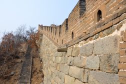 Большая часть стены отреставрирована, именно поэтому по ней разрешено гулять. Те участки, где реставрационные работы еще не проведены небезопасны для туристов