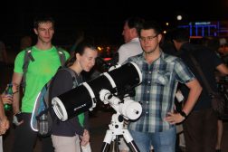 Евгений Ревва предоставляет свой телескоп всем любопытствующим