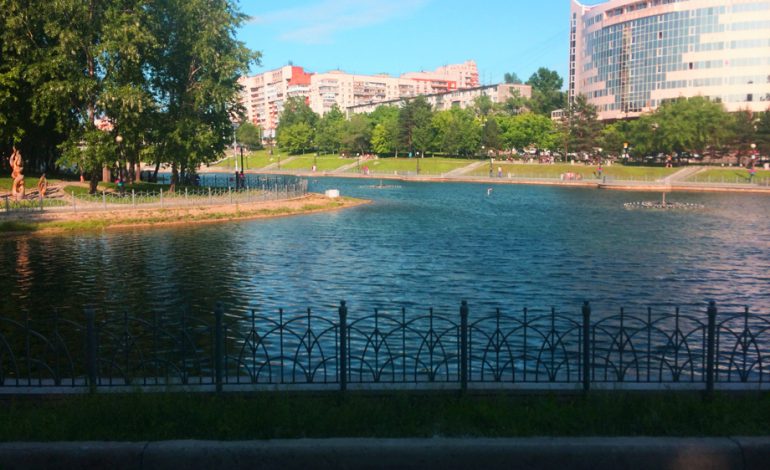 Хабаровские фонтаны в безопасности: городские пруды очистили от водорослей