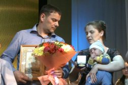 Семьи, имеющие 5 и более детей и прожившие в Хабаровске больше 15 лет наградили почетным знаком мэра города