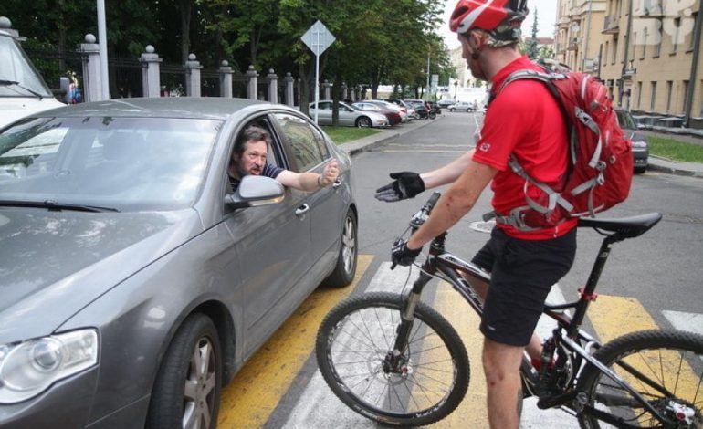 Велосипедисты против водителей: кто кому должен уступать дорогу?