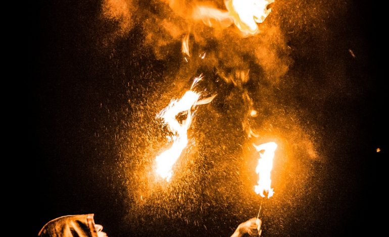 Повелители огня: хабаровские фаерщики рассказали, как приручить пламя