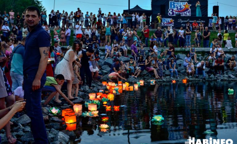 Хабаровчане «зажгли» городские пруды на фестивале водных фонариков