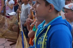Хабаровских школьников, оставшихся в городе на летних каникулах, пригласили на День Нептуна