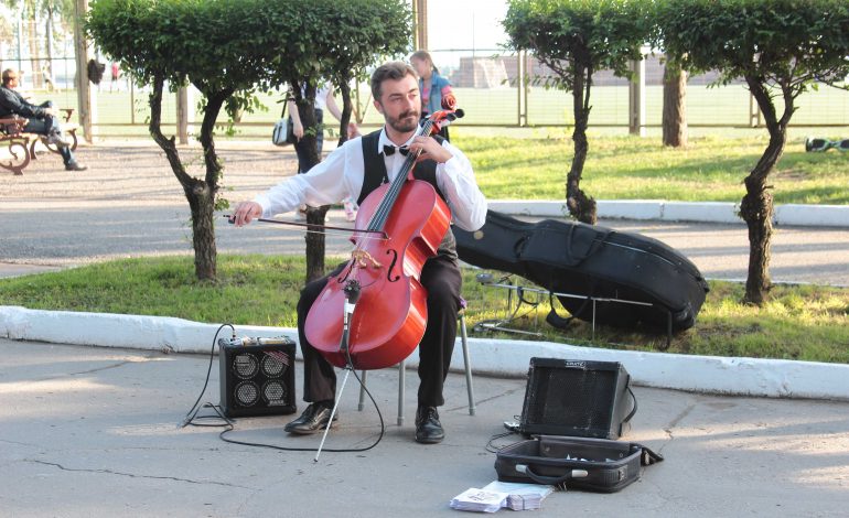 От Боярского до Scorpions: для кого и зачем уличный музыкант играет на виолончели в Хабаровске (ФОТО;ВИДЕО)