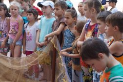 Несколько десятков маленьких жителей Краснофлотского района замерли в ожидании водных процедур