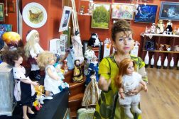 Евгения Быкова любит играть в куклы