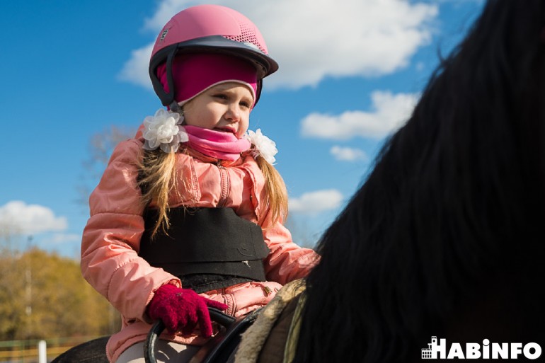 Лечение лошадьми. Как иппотерапия помогает хабаровским детям с ДЦП?