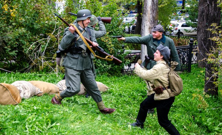 «Белорусские партизаны» и «бойцы Третьего рейха» не поделили центр Хабаровска