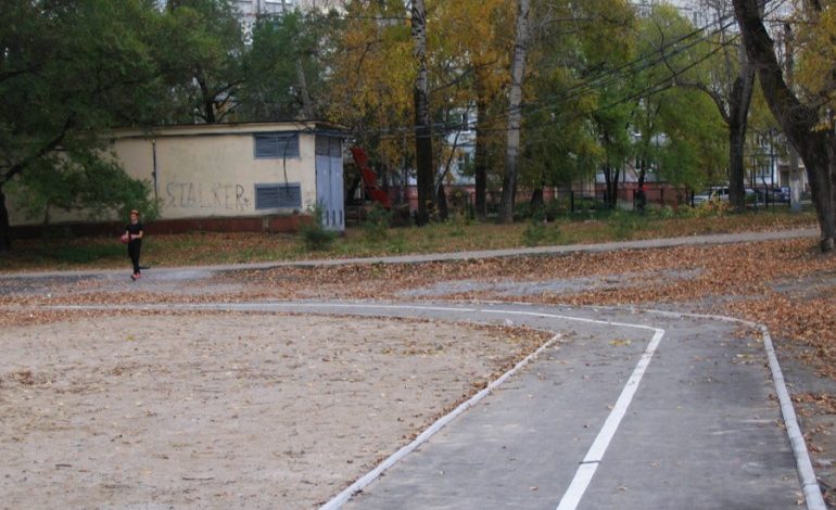 Зачем школьному стадиону в Хабаровске бетонные бордюры на беговой дорожке?