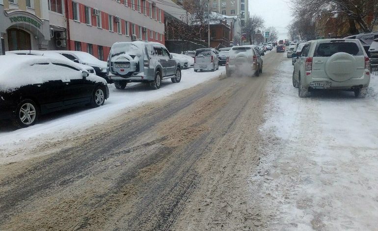 Шипы и цепи: как автолюбители Хабаровска преодолевают снежные дороги