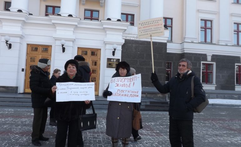 Снять блокаду с острова: жители Большого Уссурийского просят инфраструктуру и свои квартиры