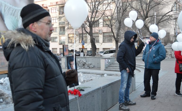 На акции памяти Немцова шаров оказалось больше, чем людей