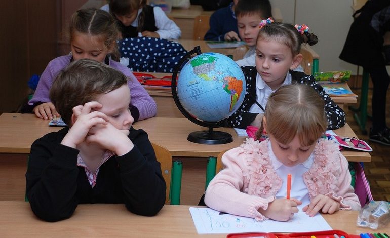 Хабаровские родители «за» пятидневку в школах, но до их мнения никому нет дела