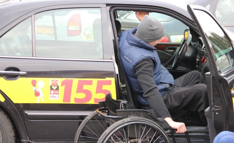 Таксистов в Хабаровском крае заставят возить инвалидов-колясочников