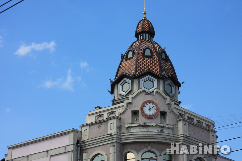 Хабаровск часовой. Часы Хабаровск. Здание с курантами Челябинск. Дом куранты Приморский район. Дом с курантами в Тюмени фото.