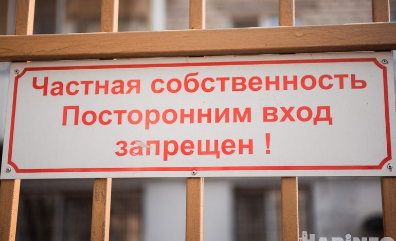 Как шлагбаумы во дворах Хабаровска препятствуют проезду скорой и пожарным